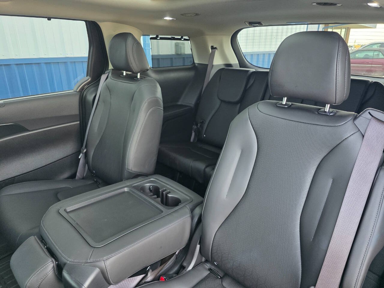 Used 2025 Kia Carnival SX w/ SX Dark Edition Package FWD image 24