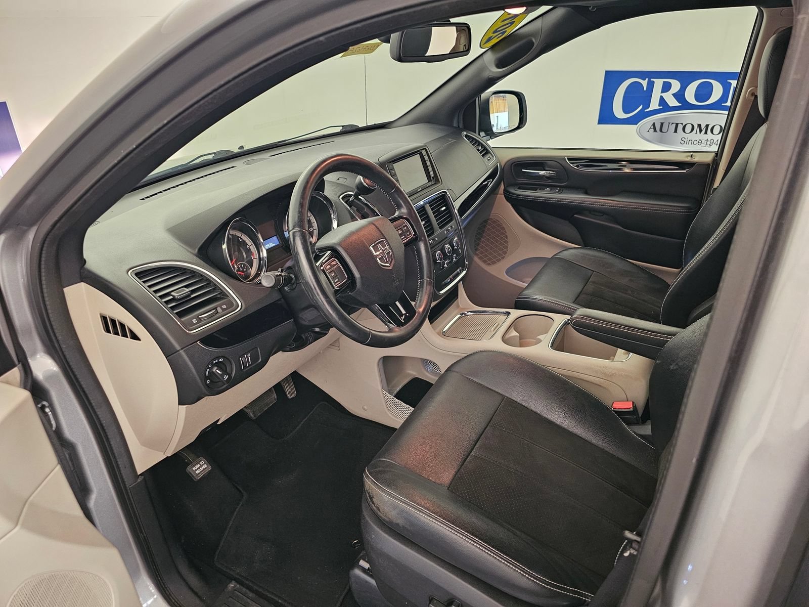 Used 2019 Dodge Grand Caravan SXT FWD image 3