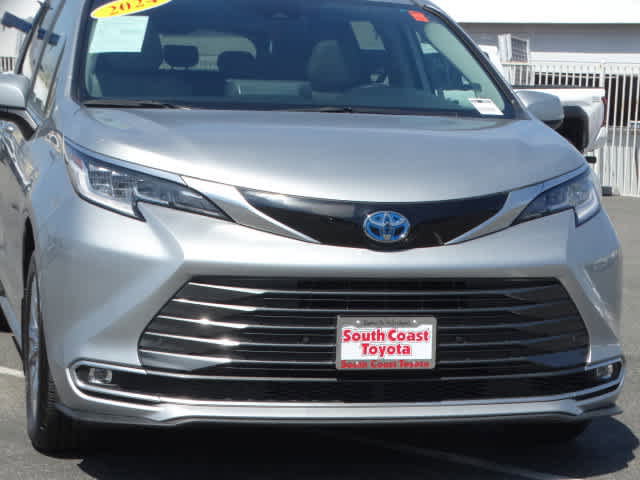 Used 2024 Toyota Sienna Limited FWD image 4
