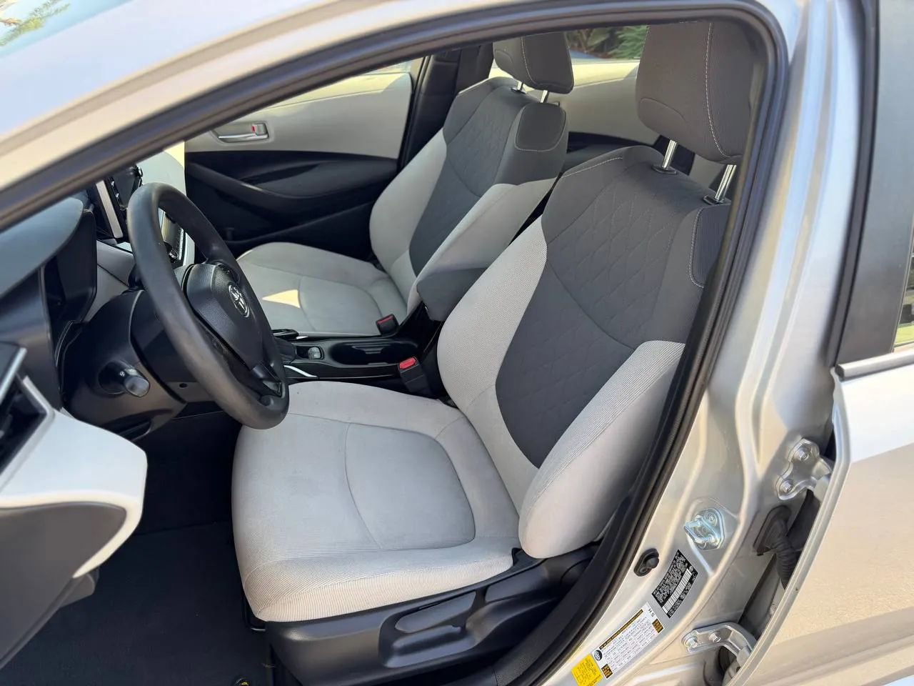 Used 2020 Toyota Corolla LE w/ Carpet Mat Package (TMS) FWD image 26