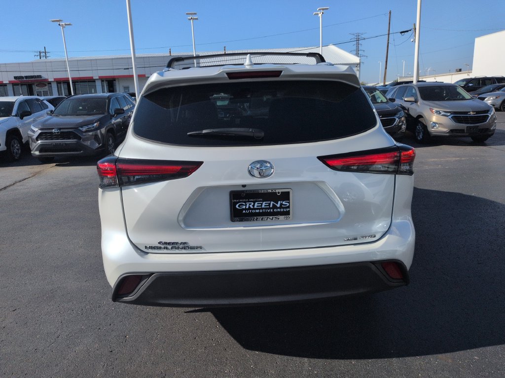 Certified 2022 Toyota Highlander XLE AWD/4WD image 4