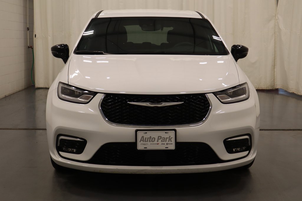 Used 2025 Chrysler Pacifica Select image 4