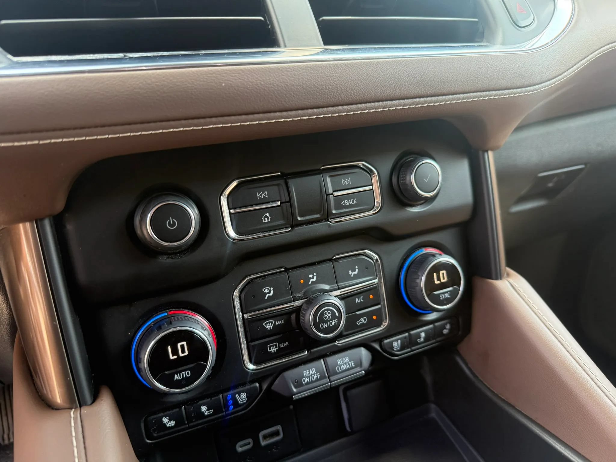 Used 2024 Chevrolet Tahoe High Country AWD/4WD image 24