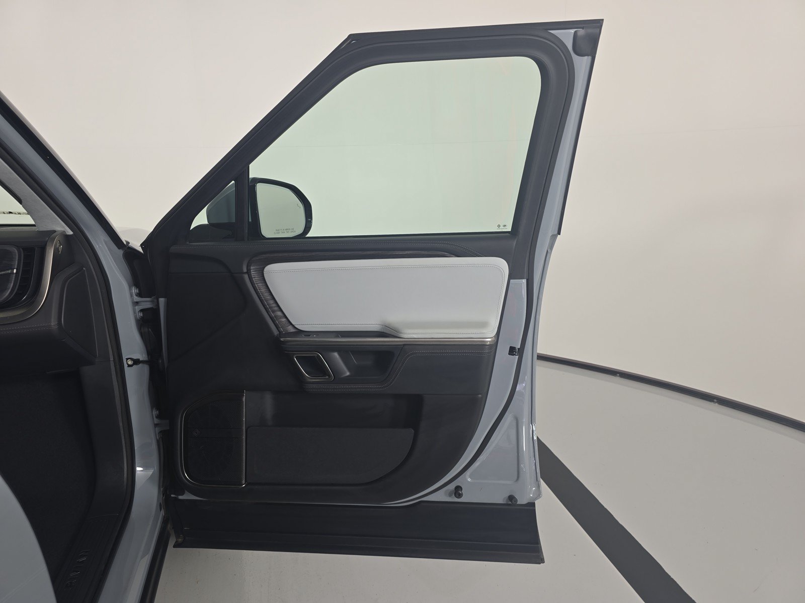 Used 2023 Rivian R1T Adventure AWD/4WD image 18