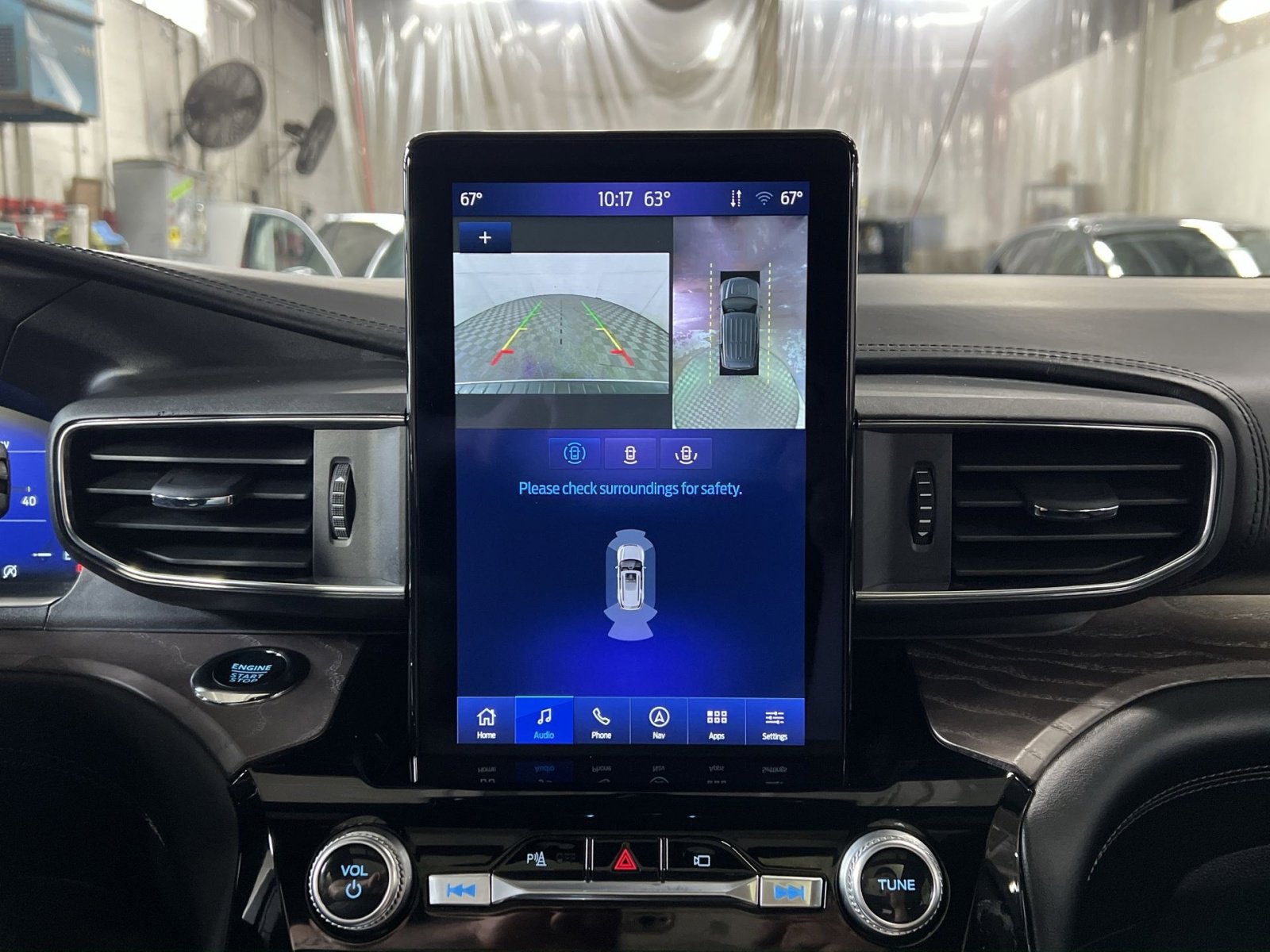 Used 2023 Ford Explorer Platinum w/ Premium Technology Package image 19