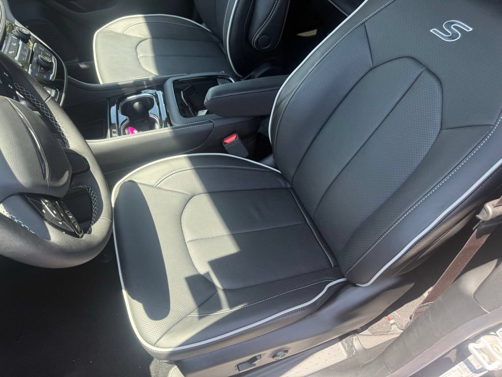 New 2027 Chrysler Pacifica Limited w/ Family Tech Group FWD image 14
