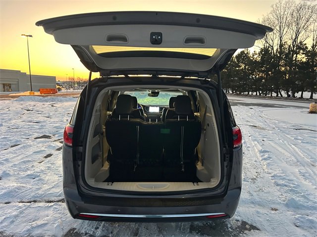 Used 2023 Chrysler Pacifica Limited image 18