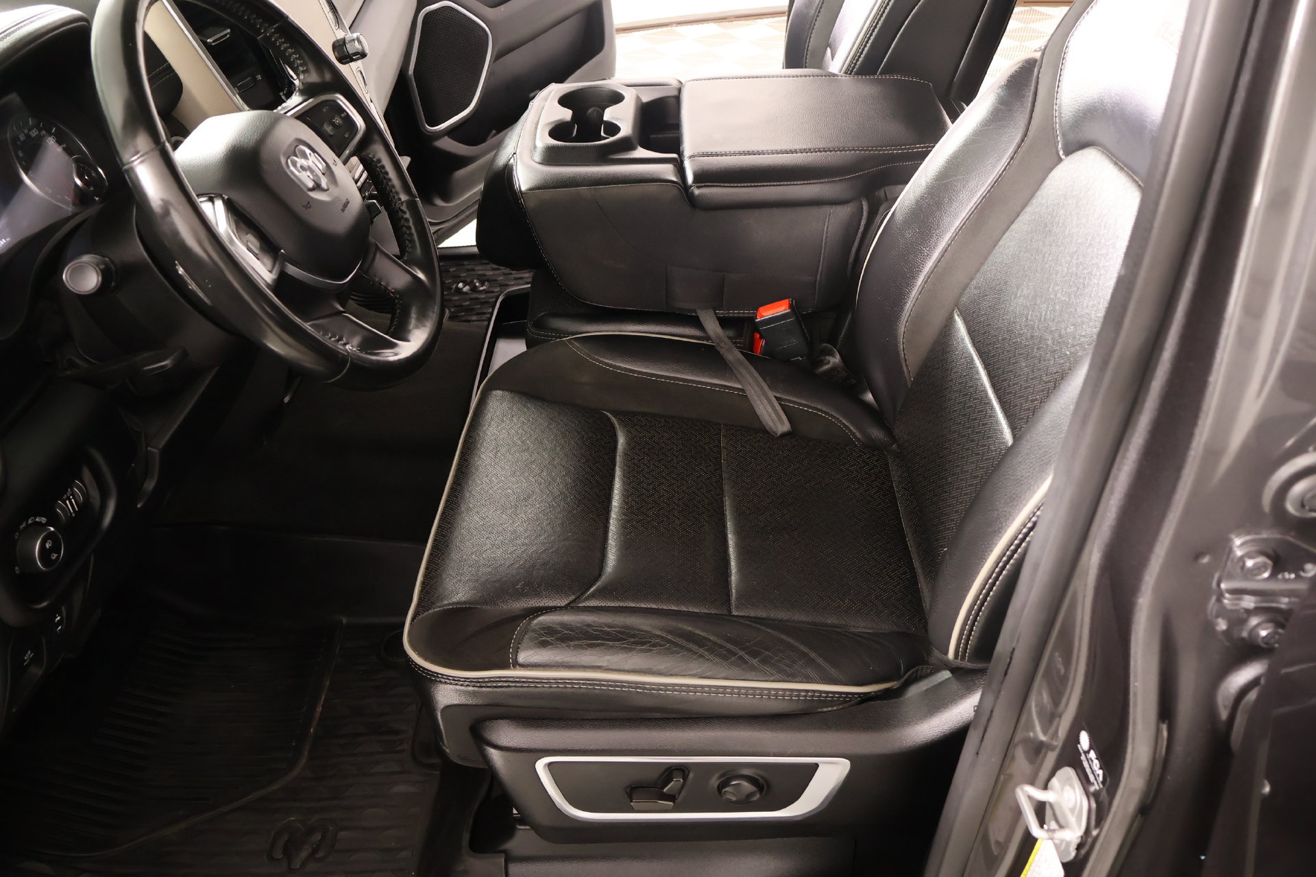 Used 2022 RAM 1500 Laramie AWD/4WD image 12