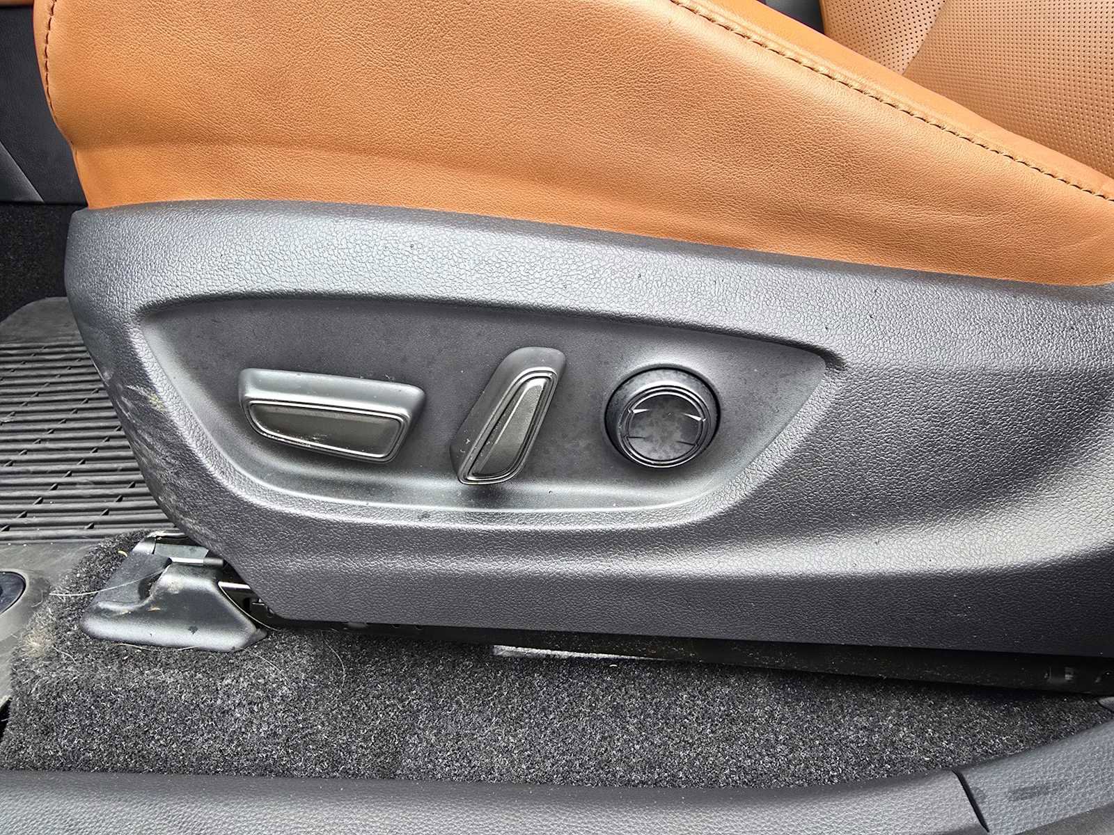 Used 2025 Toyota Crown Signia XLE image 24