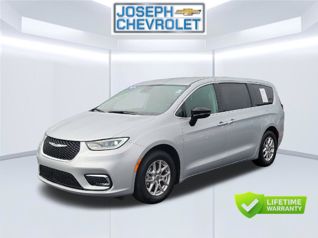 Used 2024 Chrysler Pacifica Touring-L FWD image 2