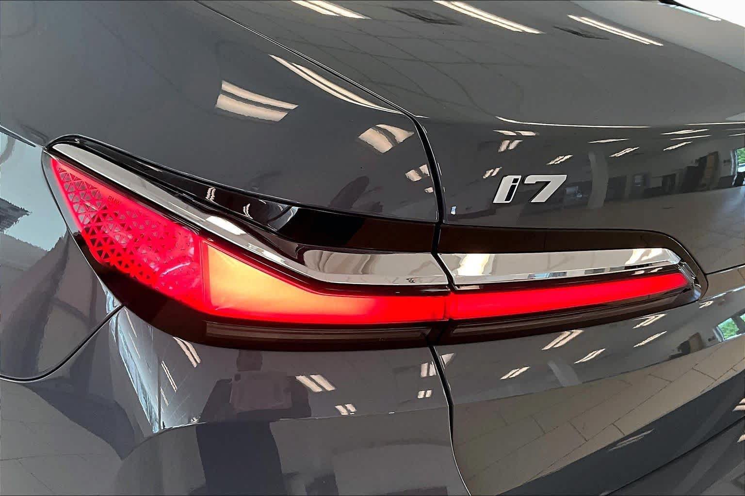 Used 2024 BMW i7 xDrive60 w/ Executive Package AWD/4WD image 27