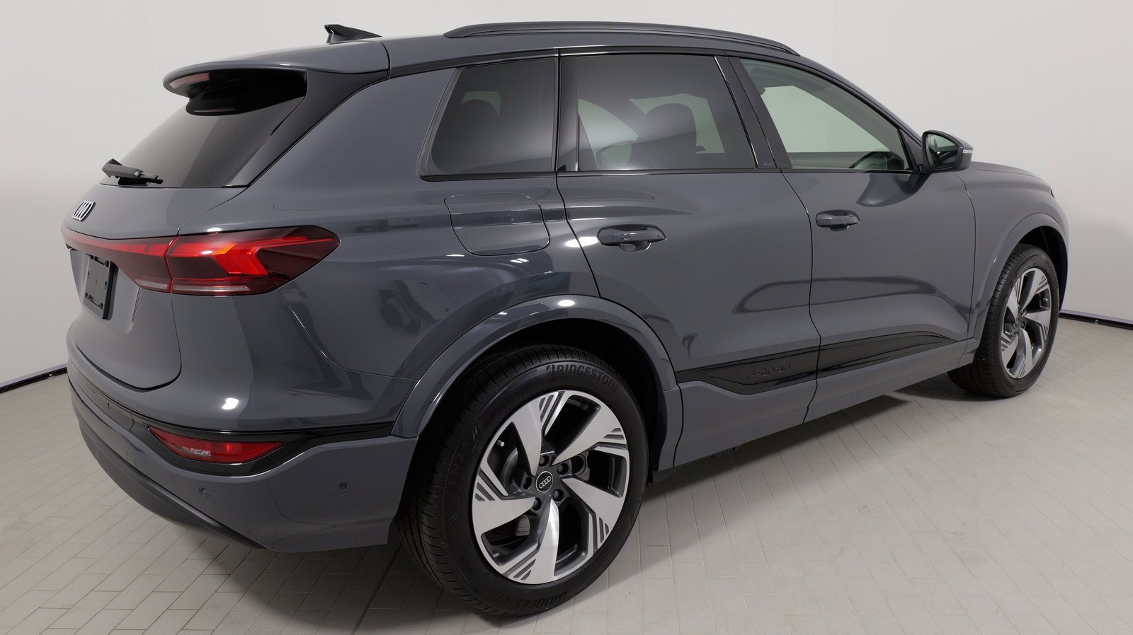 Used 2025 Audi Q6 e-tron Premium image 13