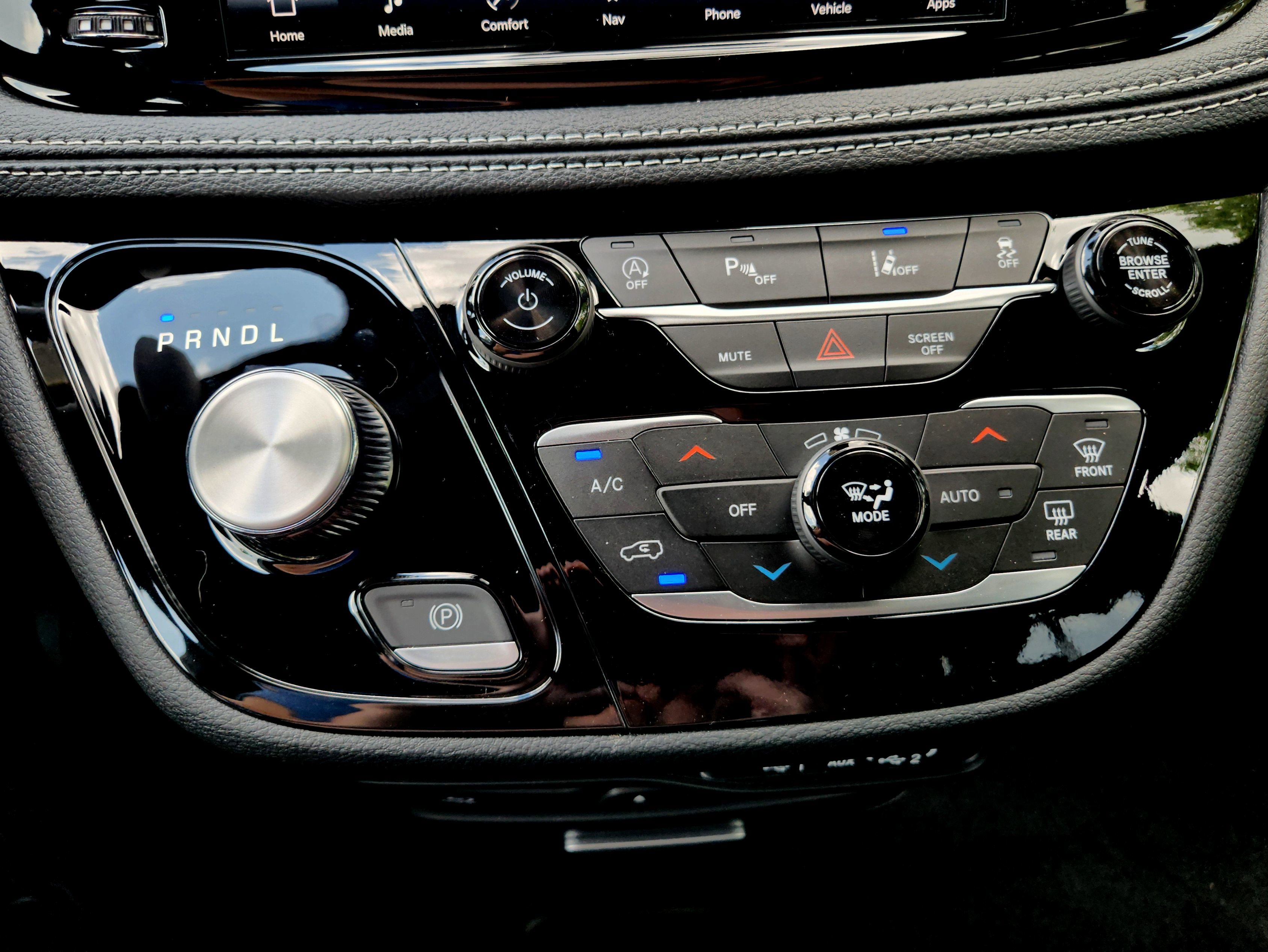 New 2025 Chrysler Pacifica Select w/ Uconnect Theater Family Group image 29