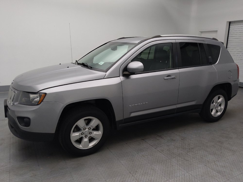 Used 2017 Jeep Compass Latitude FWD image 2