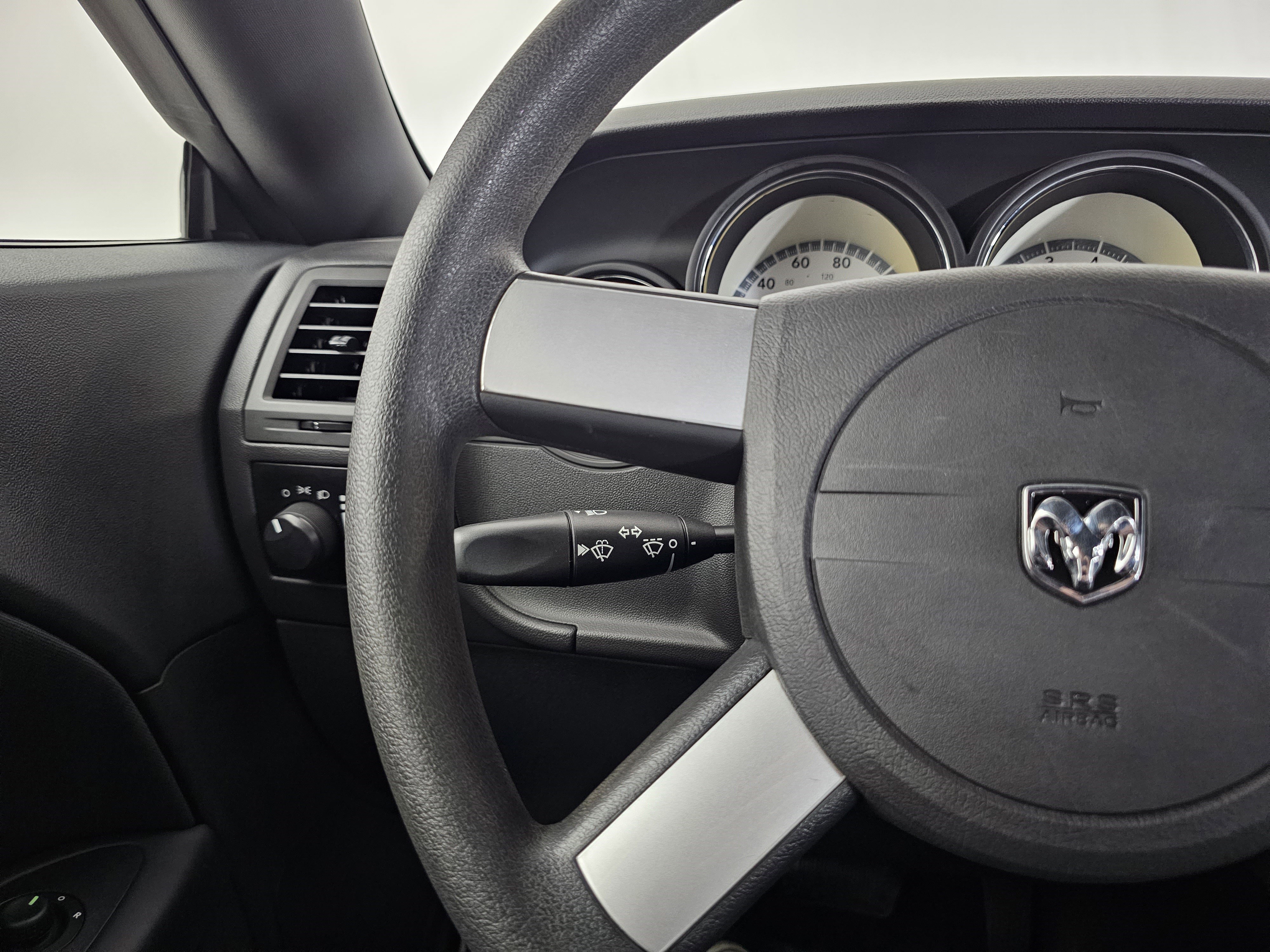 Used 2010 Dodge Challenger SE image 32