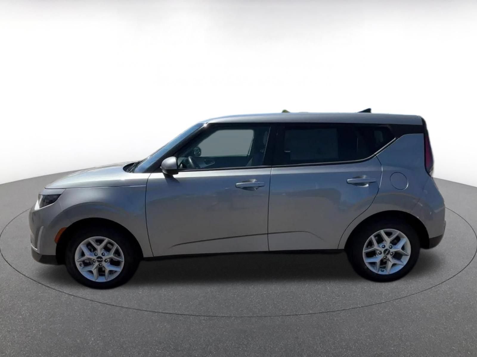Used 2025 Kia Soul LX w/ LX Technology Package FWD image 9