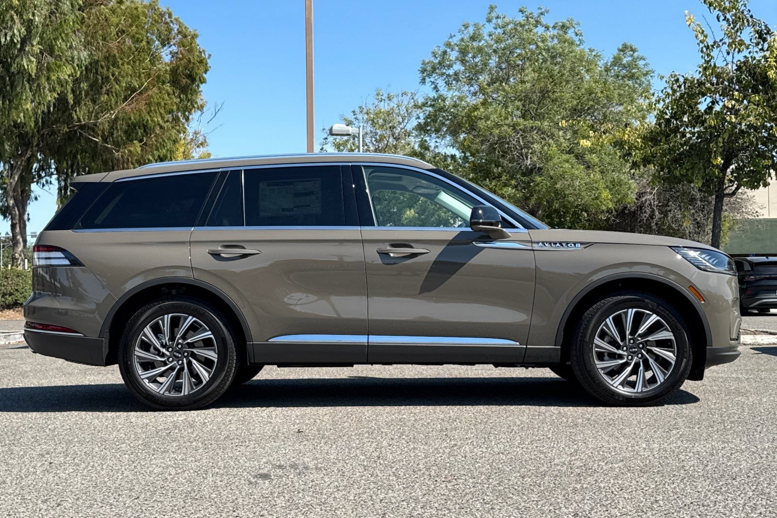 New 2026 Lincoln Aviator AWD image 3