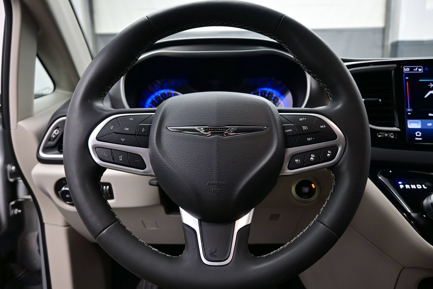 Used 2023 Chrysler Pacifica Touring-L FWD image 27