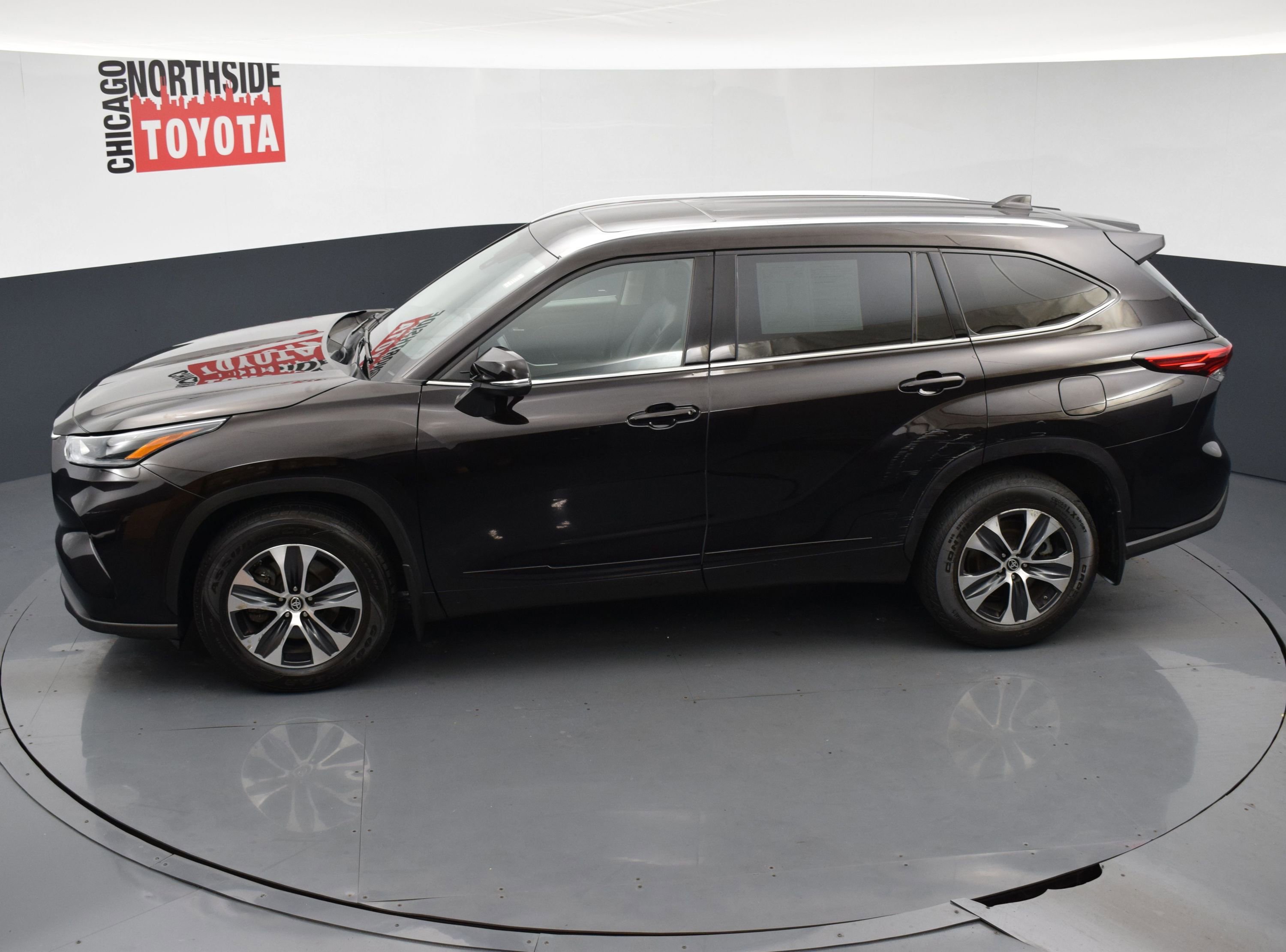 Used 2021 Toyota Highlander XLE AWD/4WD image 22