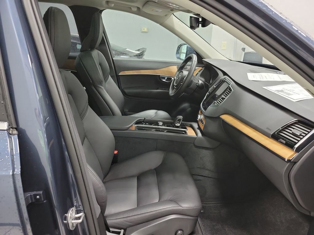 Used 2025 Volvo XC90 B5 Plus w/ Protection Package Premier image 29