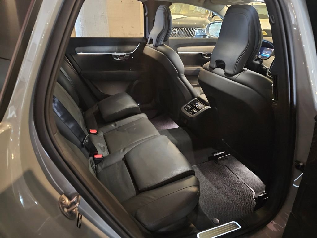 Certified 2025 Volvo V90 B6 Cross Country Plus AWD/4WD image 9