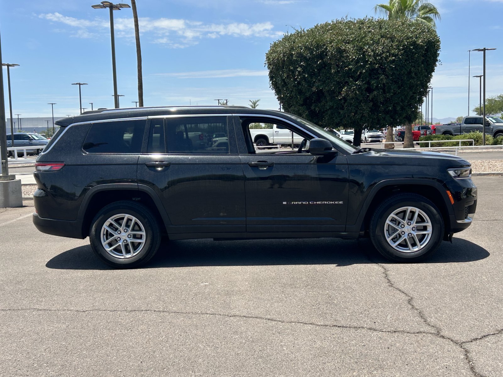 Used 2023 Jeep Grand Cherokee L Laredo RWD image 6