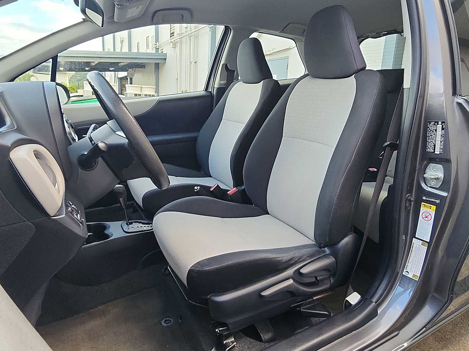 Used 2013 Toyota Yaris L image 13