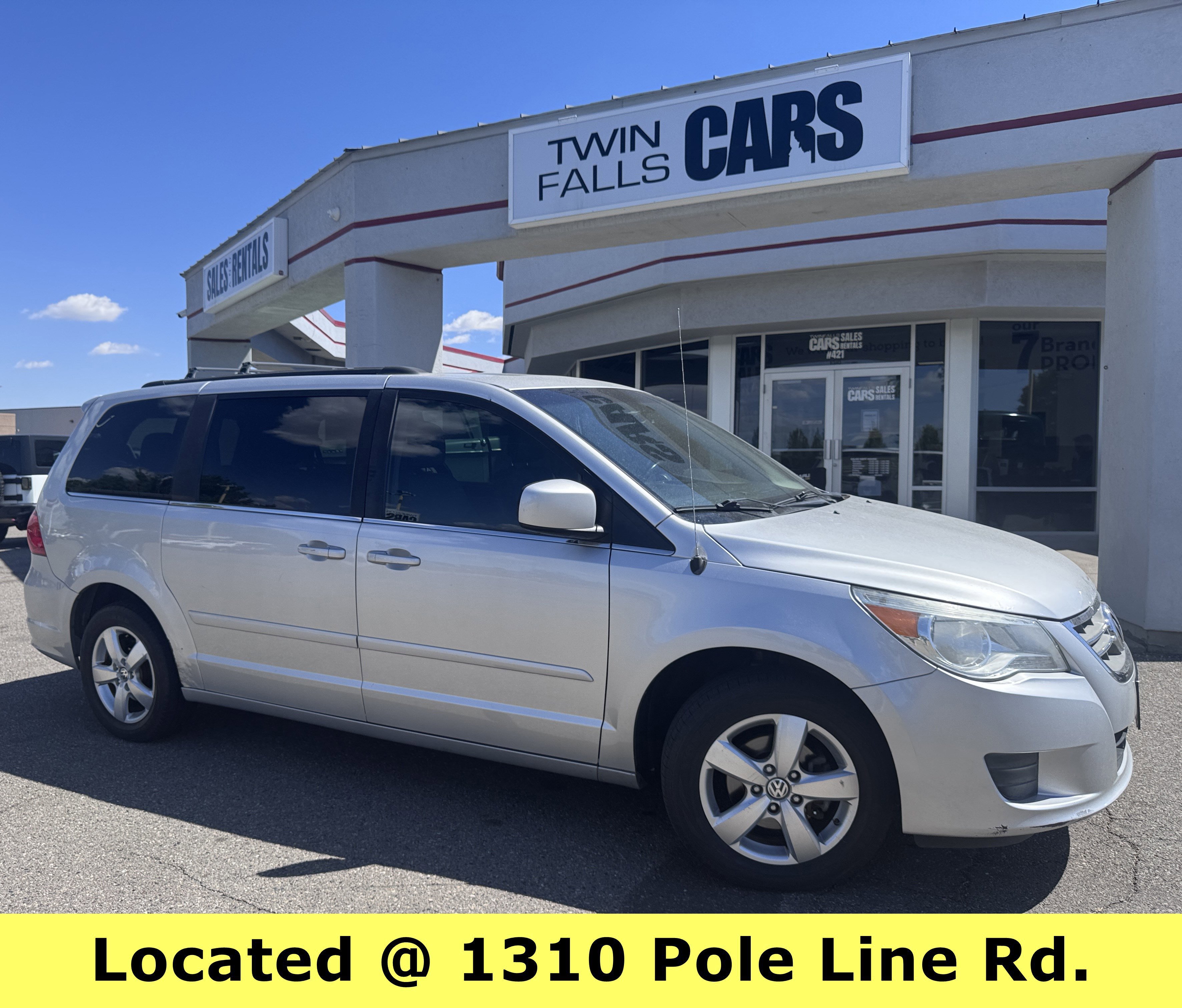 Used 2011 Volkswagen Routan SEL FWD image 1