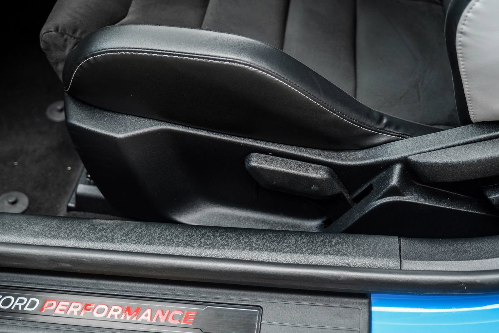 Used 2022 Ford Mustang Shelby GT500 w/ Carbon Fiber Track Pack RWD image 32