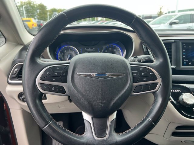 Used 2018 Chrysler Pacifica Touring-L w/ Tire & Wheel Group FWD image 13
