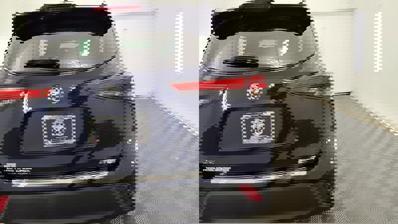 Used 2022 Toyota Highlander XLE image 3