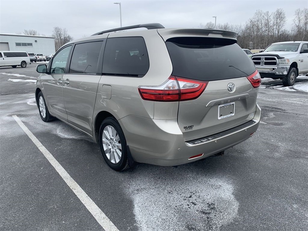Used 2017 Toyota Sienna XLE Premium image 6