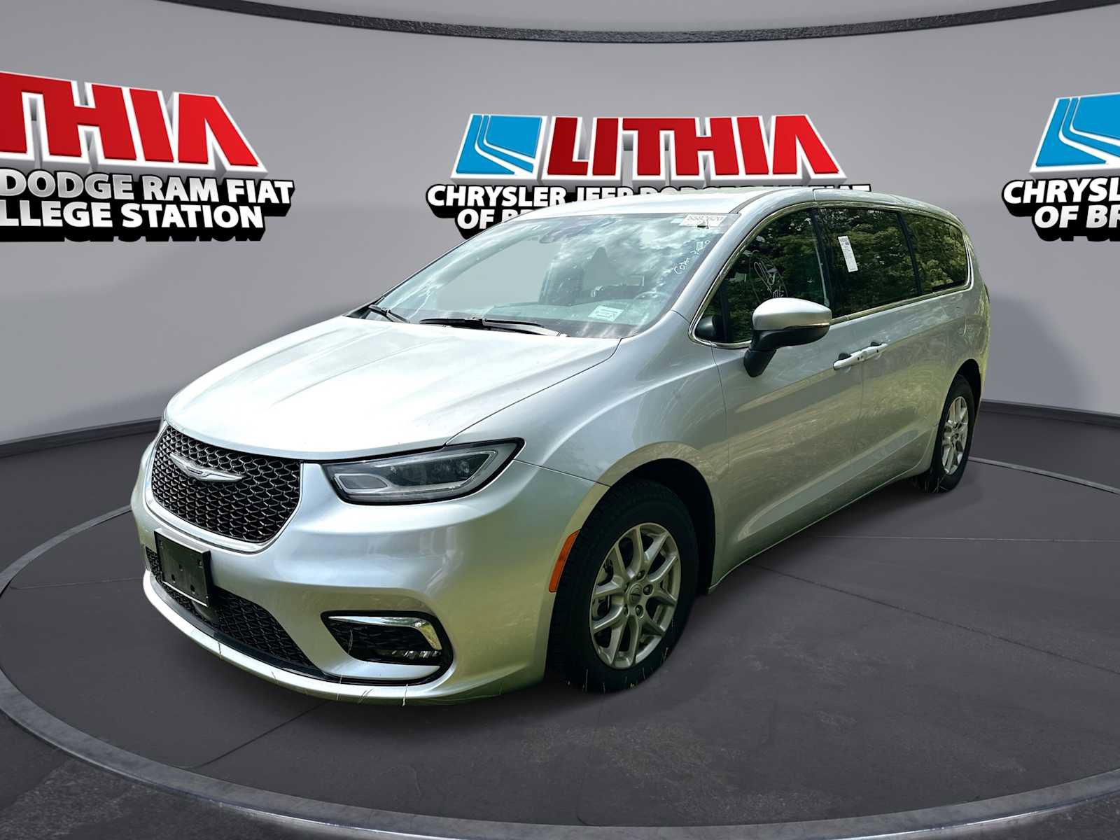 Used 2023 Chrysler Pacifica Touring FWD image 1