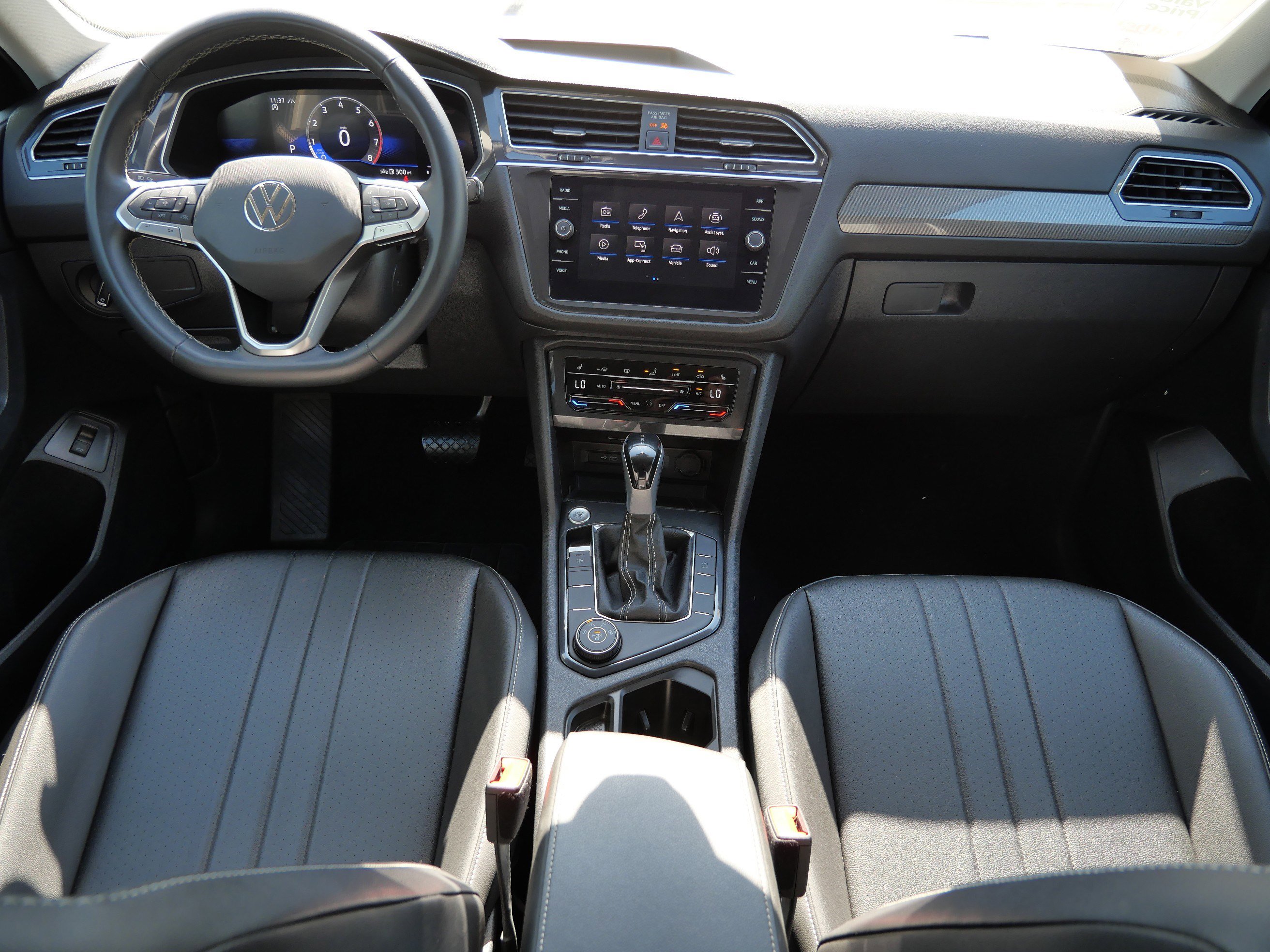 Certified 2024 Volkswagen Tiguan SE image 10