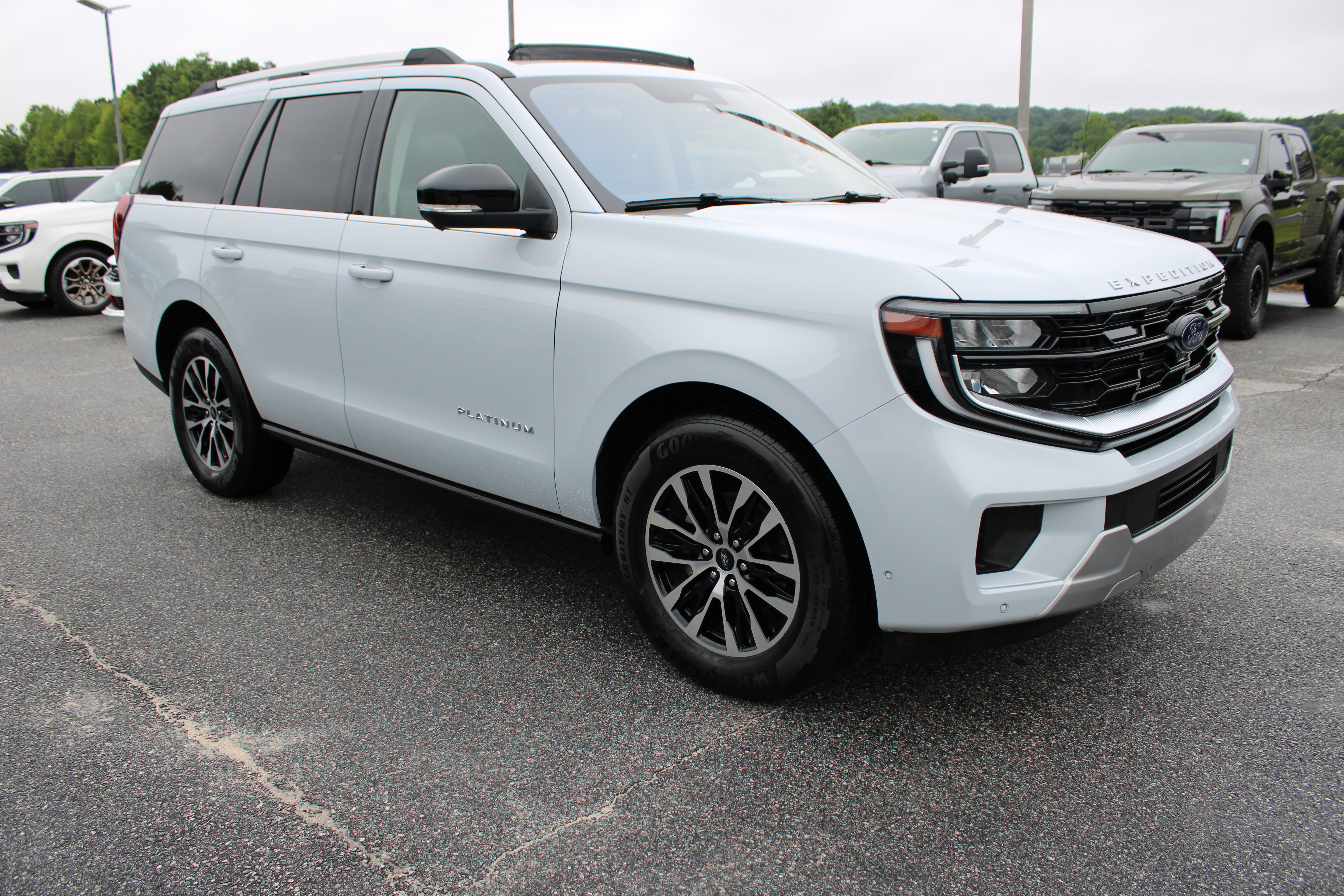 Used 2025 Ford Expedition Platinum AWD/4WD image 4
