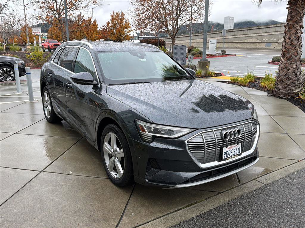 Used 2019 Audi e-tron Prestige w/ Prestige Package image 4