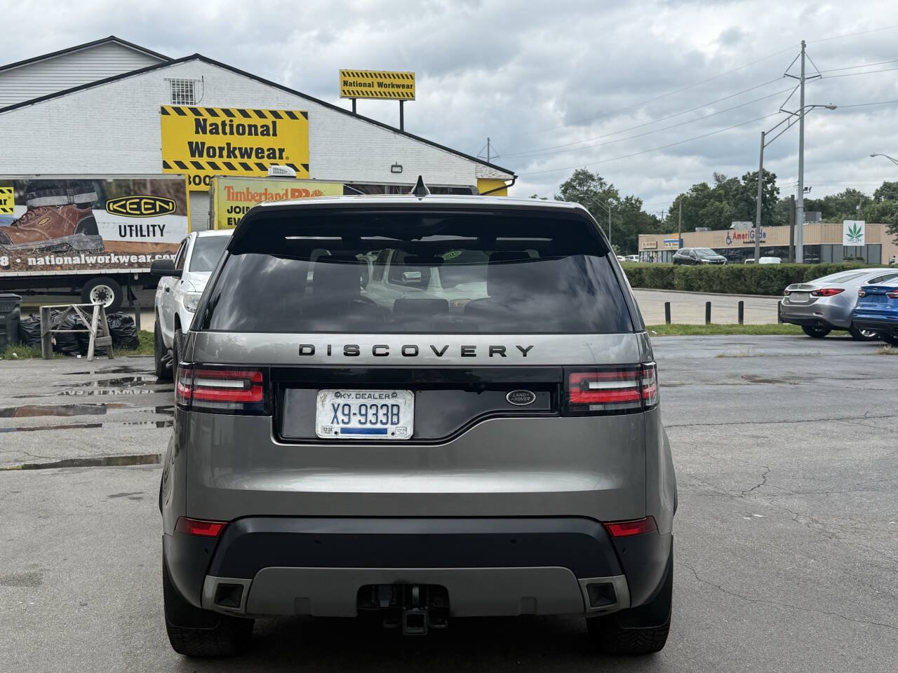 Used 2017 Land Rover Discovery First Edition AWD/4WD image 4