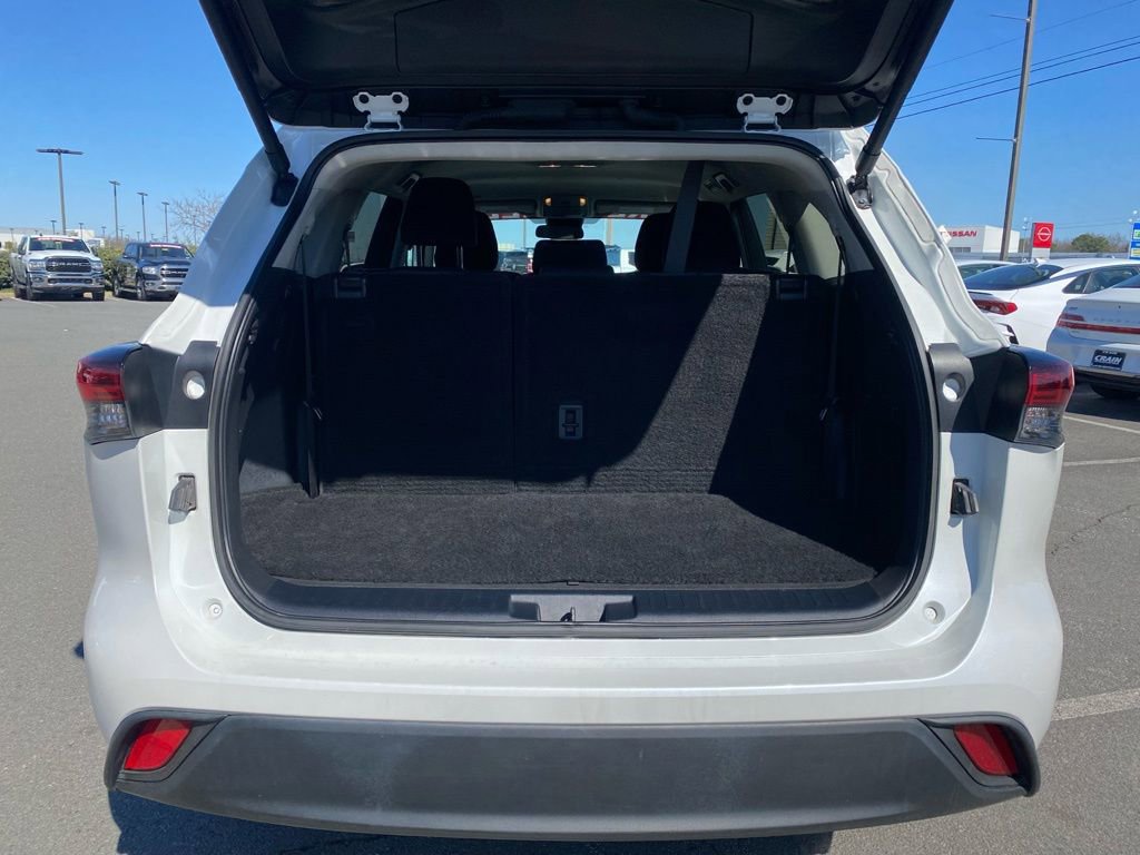 Used 2024 Toyota Highlander LE image 9
