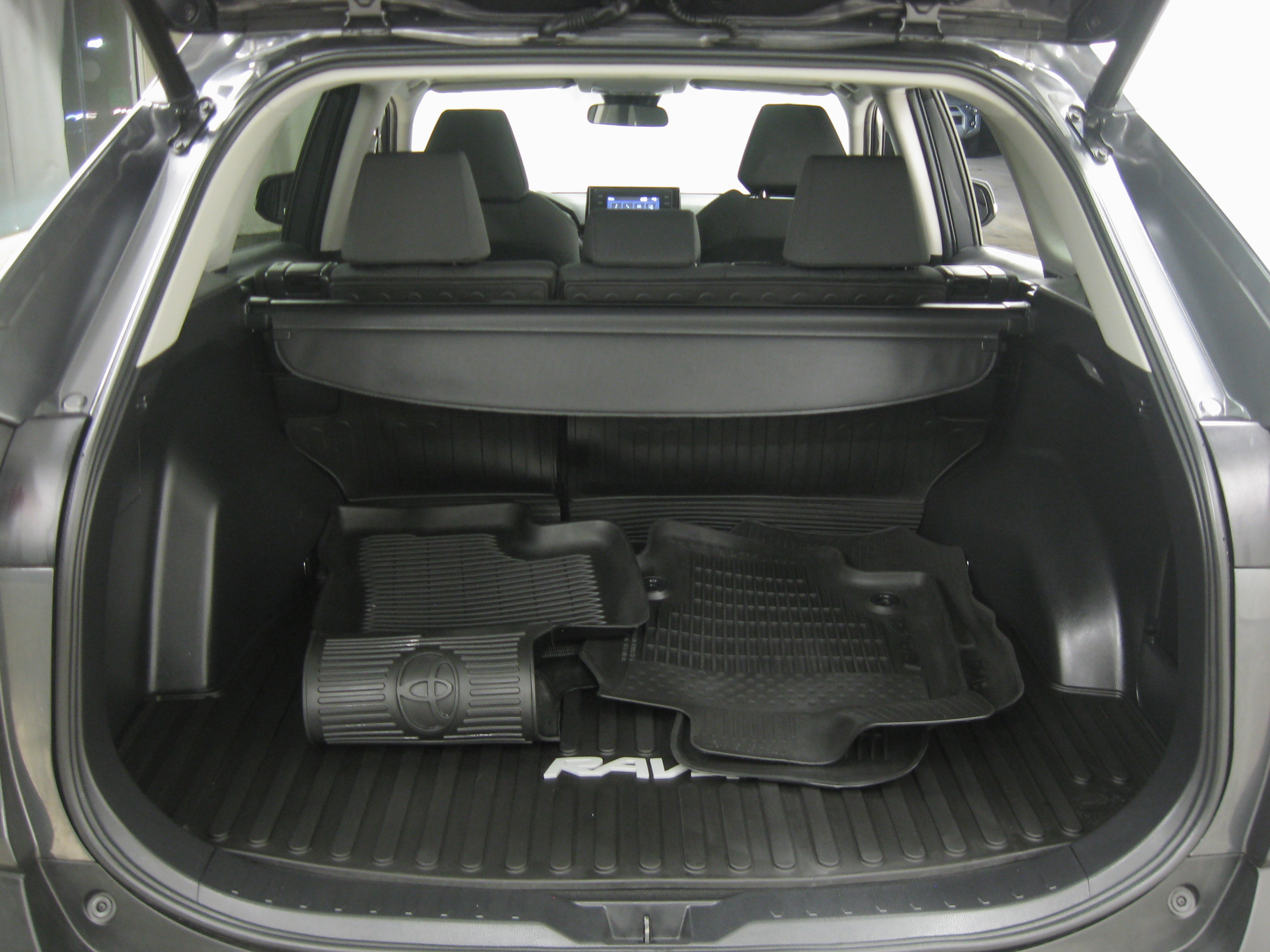 Used 2021 Toyota RAV4 XLE w/ Convenience Package image 21