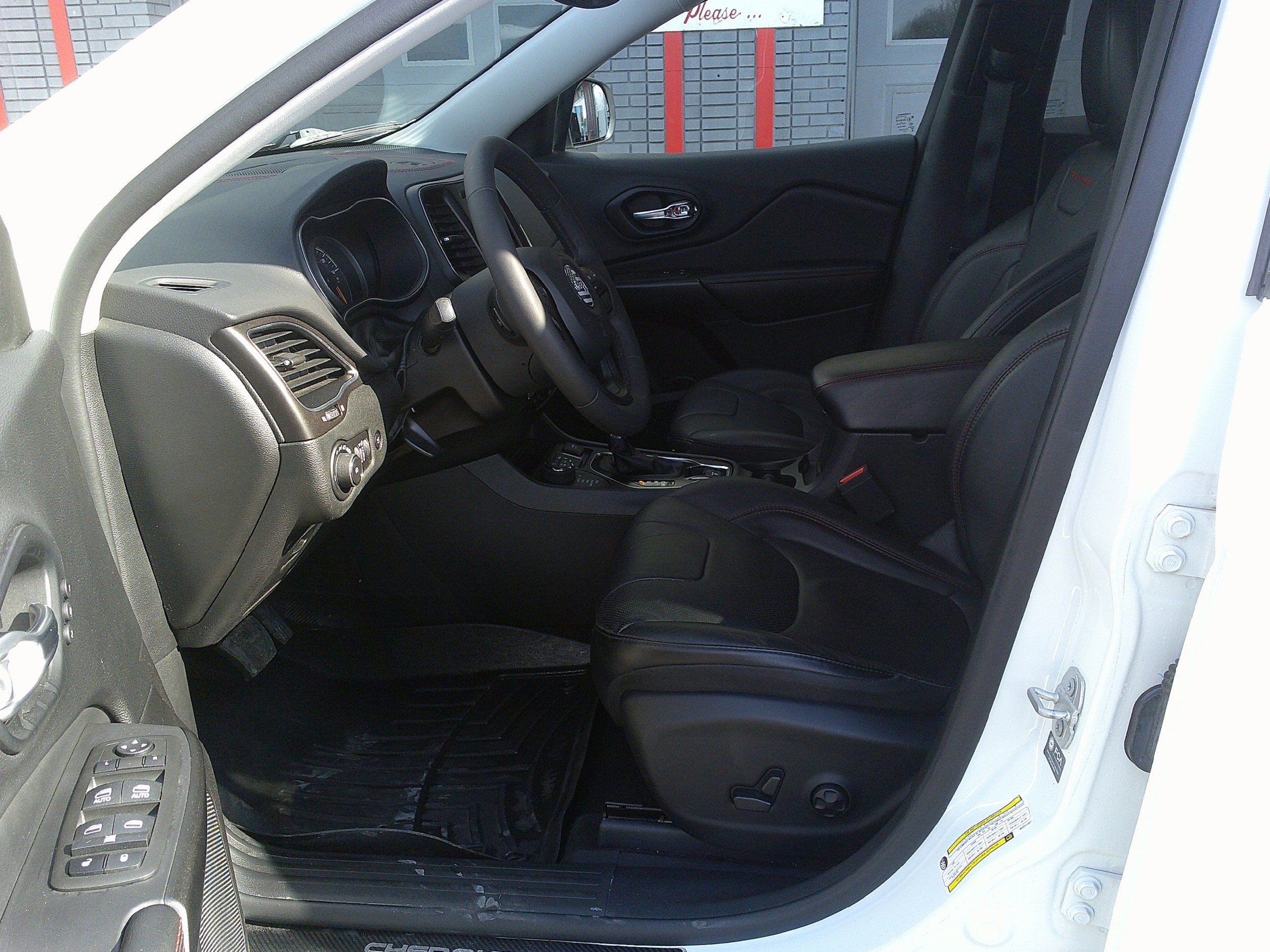 Used 2021 Jeep Cherokee Trailhawk w/ Premium Leather Package image 15
