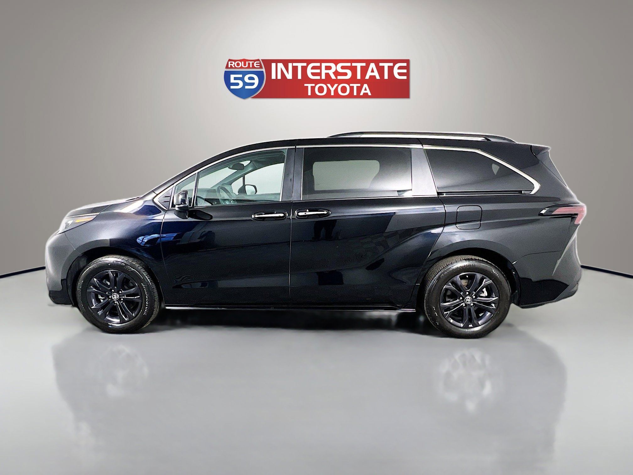 Certified 2024 Toyota Sienna XLE Woodland Edition image 4