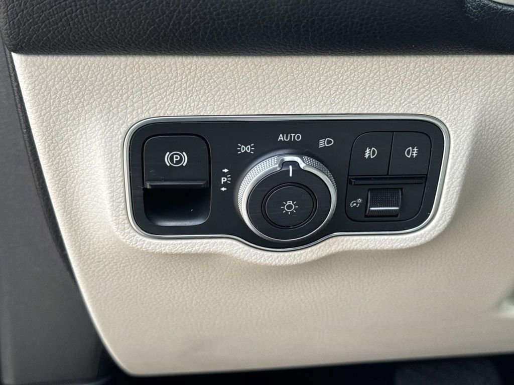 Used 2021 Mercedes-Benz GLB 250 w/ Premium Package image 22