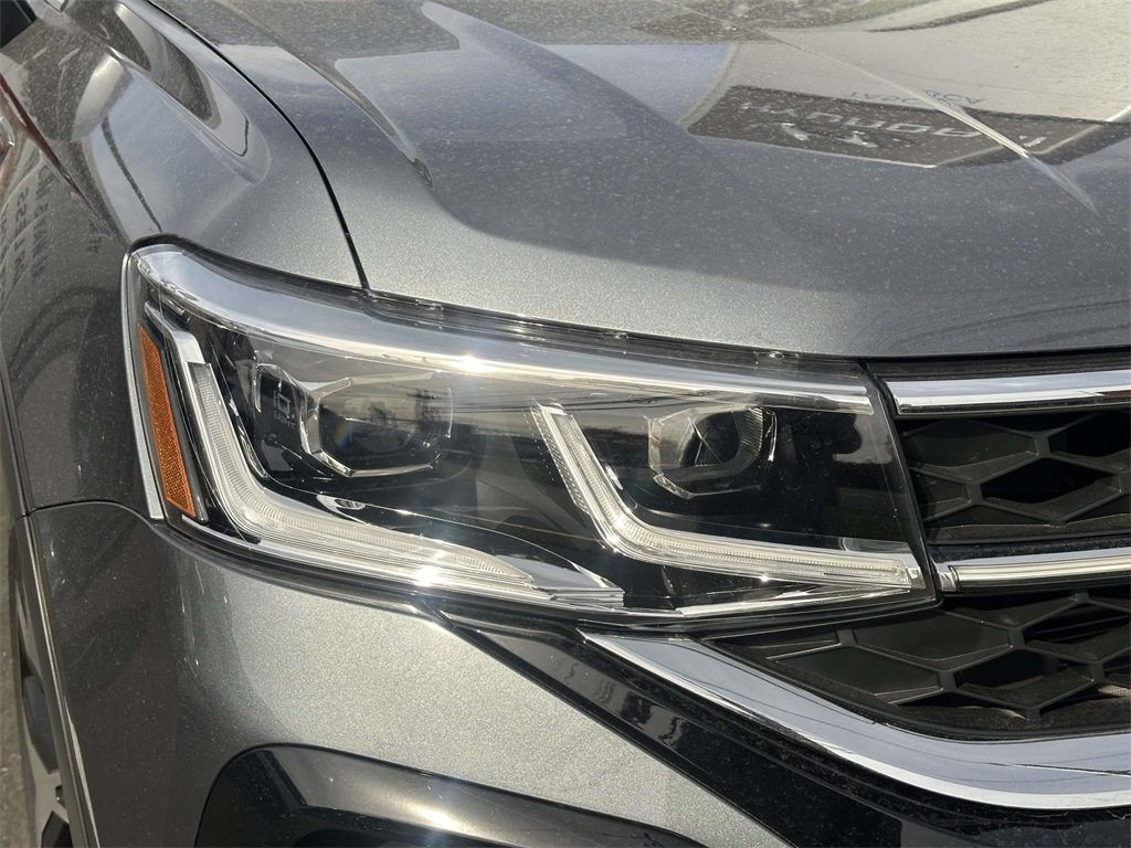 Used 2022 Volkswagen Taos SEL w/ Panoramic Sunroof Package image 9