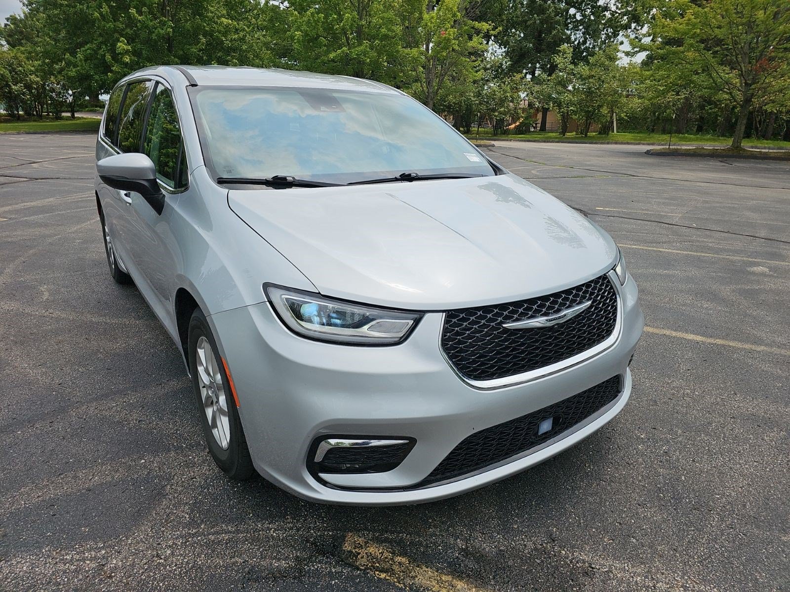 Used 2023 Chrysler Pacifica Touring-L FWD image 8