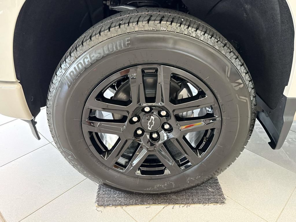 New 2026 Chevrolet Silverado 1500 Custom w/ LPO, Dark Essentials Package AWD/4WD image 17