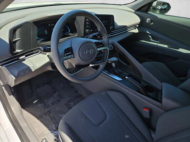 Used 2025 Hyundai Elantra SE FWD image 18