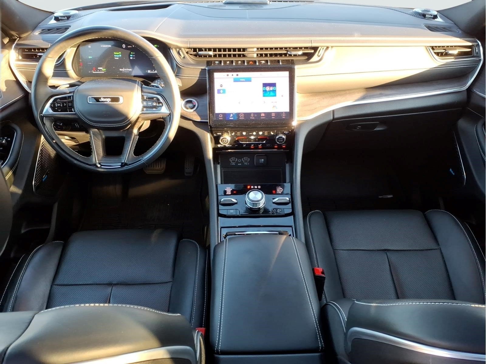 Used 2025 Jeep Grand Cherokee Overland w/ Advanced Protech Group III AWD/4WD image 9