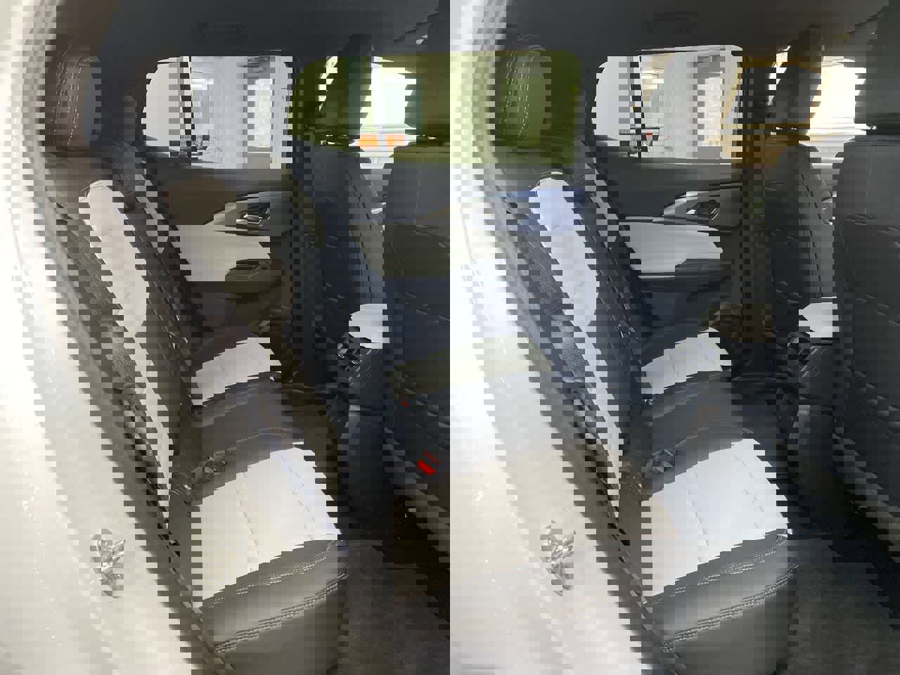 Used 2025 Chevrolet Equinox EV LT w/ Convenience Package image 17