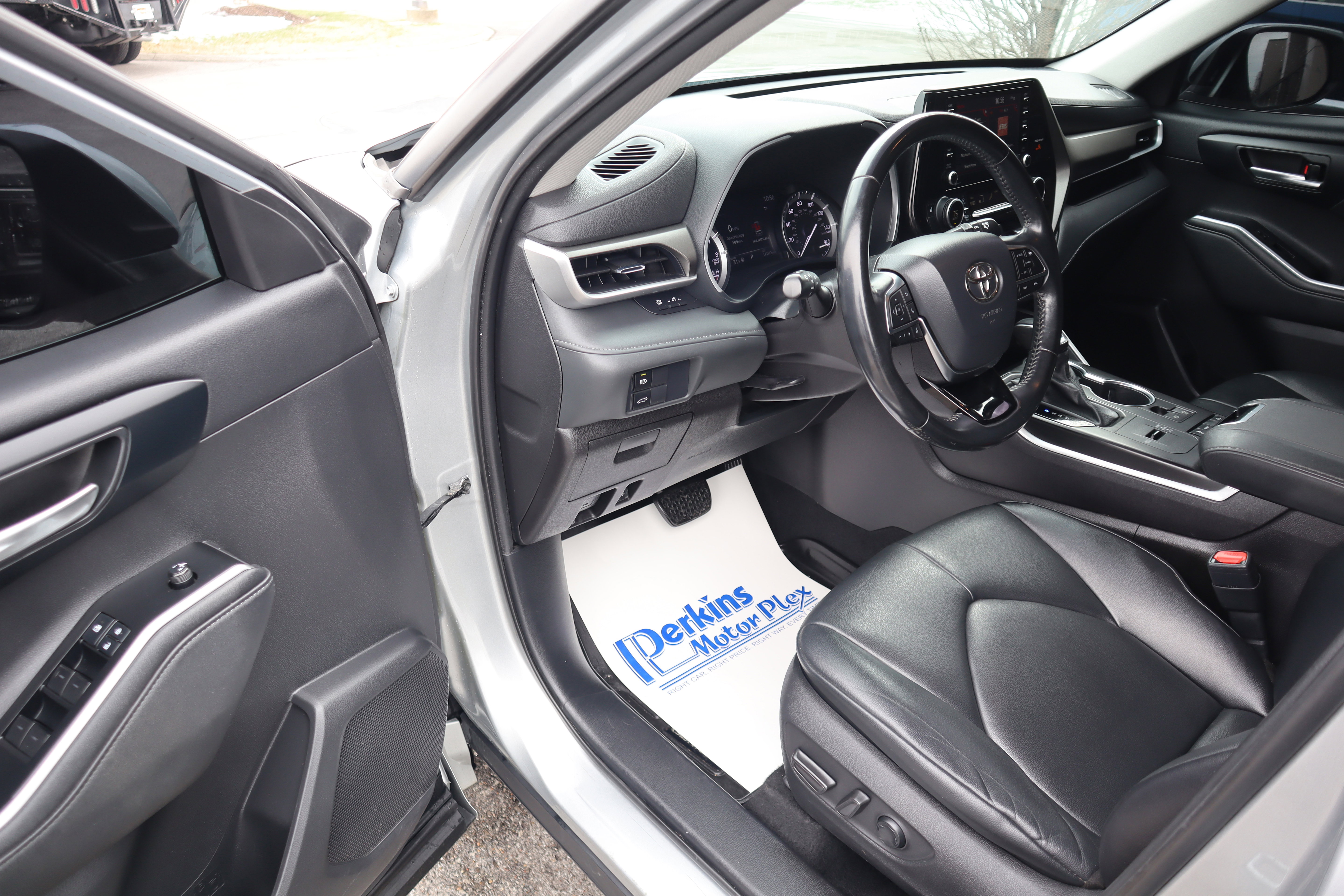 Used 2021 Toyota Highlander XLE image 3