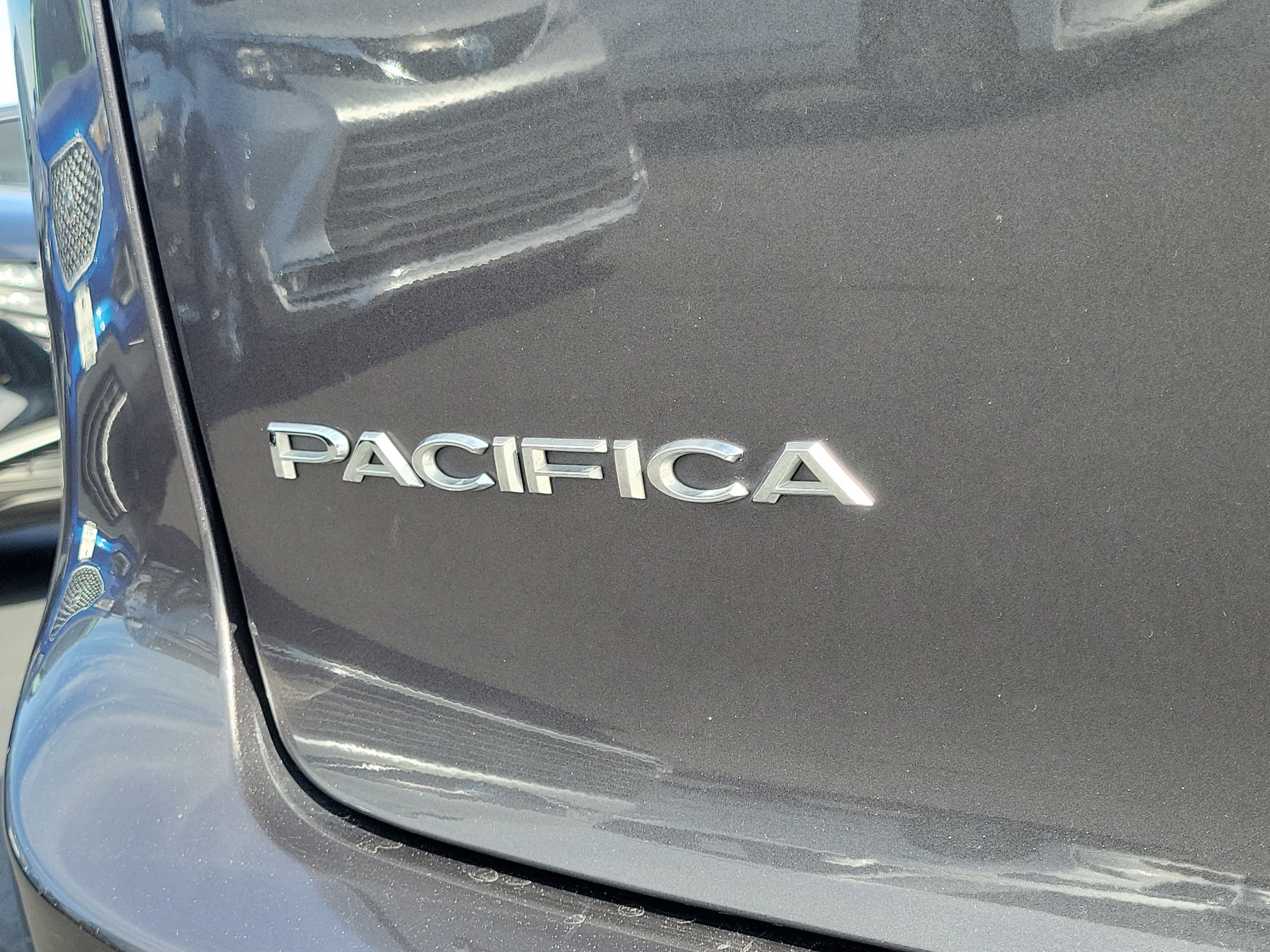 Used 2023 Chrysler Pacifica Touring-L image 6